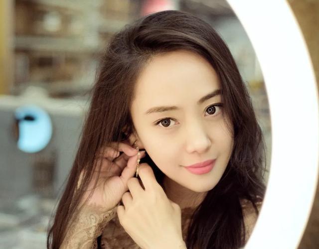 她是《康熙微服私访记》里的丫鬟桐儿,年近40岁身