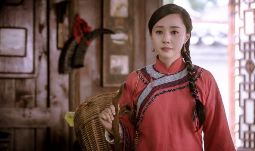 备受关注的女演员刘园媛刚刚结束了在湖北洪湖拍摄的电视剧《洪湖英雄