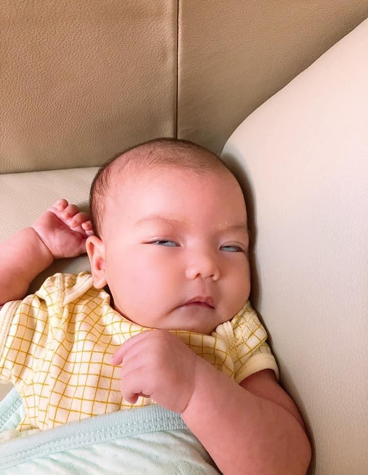 新生儿睡觉翻白眼是怎么回事有3个异常原因一定要注意
