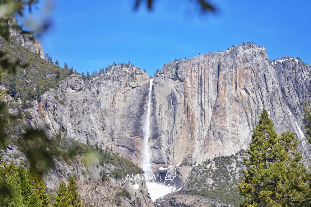 美国优胜美地的这个瀑布巨石崖壁飞流直下上下两层气势磅礴