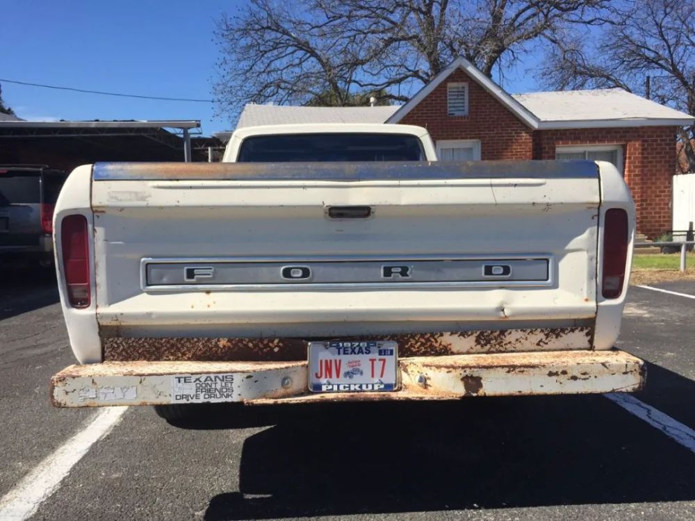 皮卡换装白底新车牌原来国外的皮卡车牌都是这样的