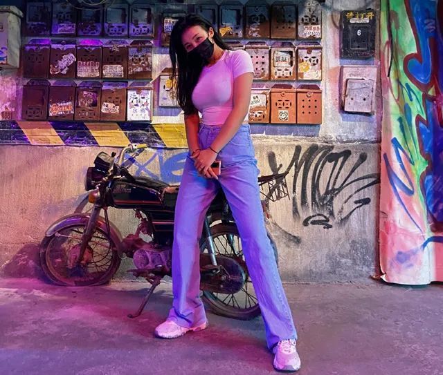 篮球主播张曼源晒照,被喊中国卡戴珊,球迷:肉都长在该长的地方