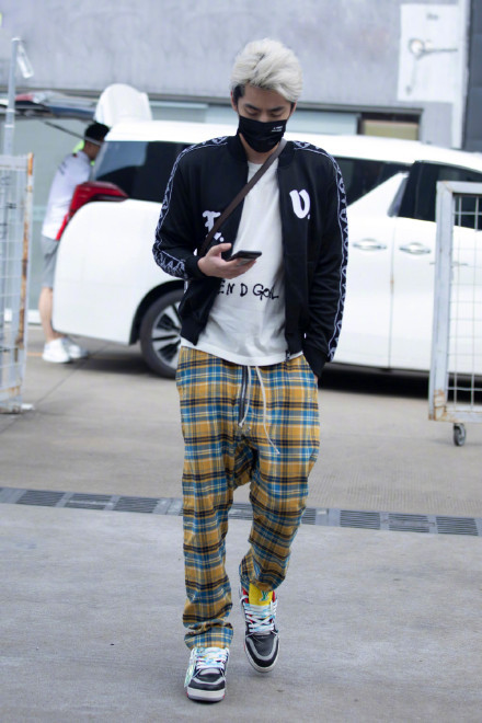 女生面前放了一瓶可乐,吴亦凡旁边有大包小包