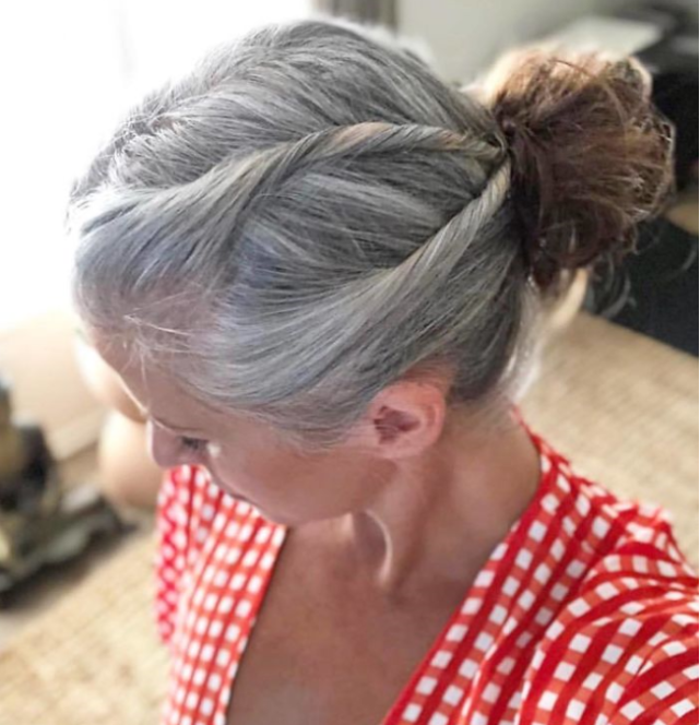 加拿大26岁女子少白头:12岁长第一根白发,如今习惯满头银发