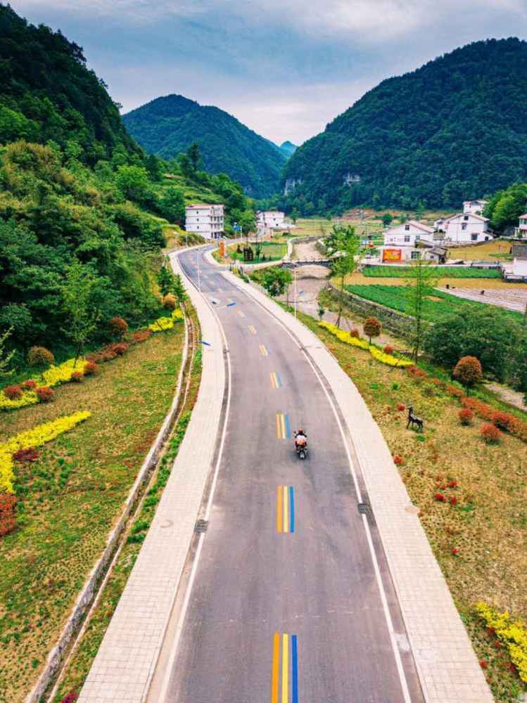 集颜值与内涵于一身四川朝天这条农村公路美进心坎