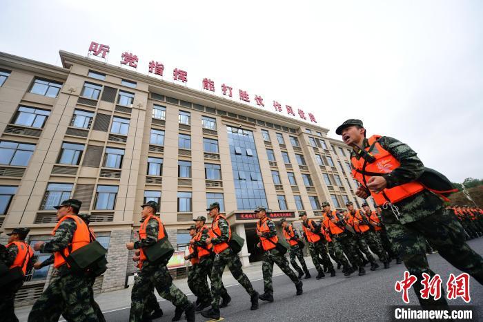 5月28日,武警江西总队南昌支队某部官兵正在开展水上编队训练.