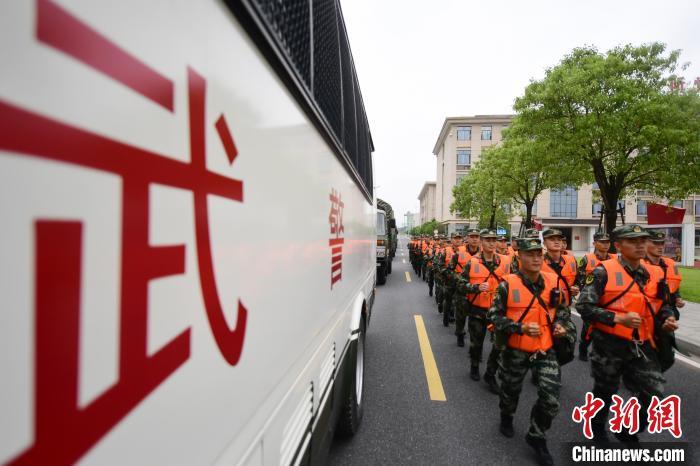 备战汛期 武警江西总队南昌支队开展防汛综合演练