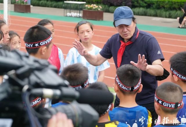 朱广沪亲临奉化区武岭小学第五届足球嘉年华活动