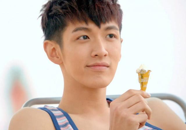 柯震东直播玩真心话大冒险,大方坦言喜欢她,她听闻这样回应_腾讯新闻