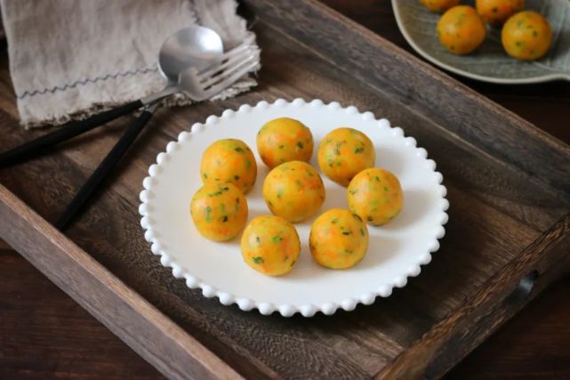 6,再把它用手团成圆形即可.