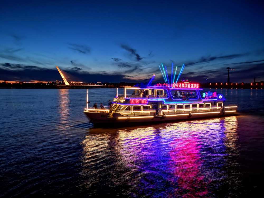 走,上江边呀!还能夜游松花江