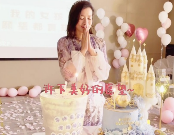 佘诗曼46岁生日收528支玫瑰欧阳震华连续10年送祝福