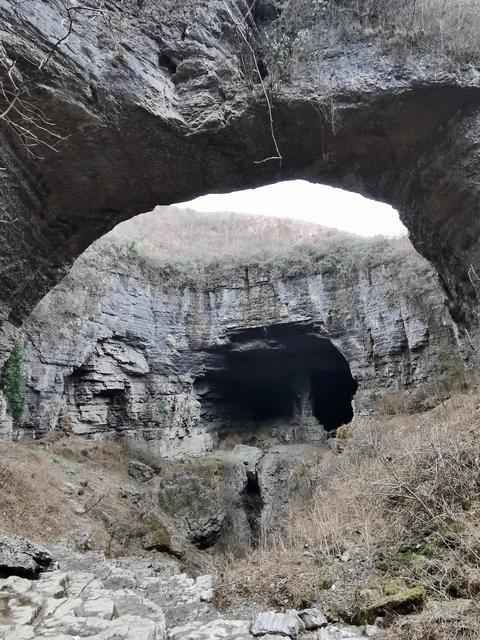 解放军二野部队过境后,我们两个师进四川,剩140师一个师负责湘西21个