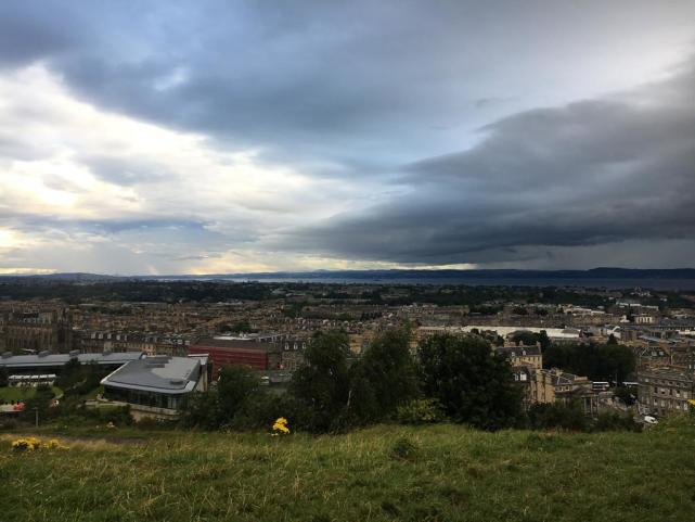 蘇格蘭卡爾頓山,一覽愛丁堡城市全貌,可以遠眺蔚藍的海洋