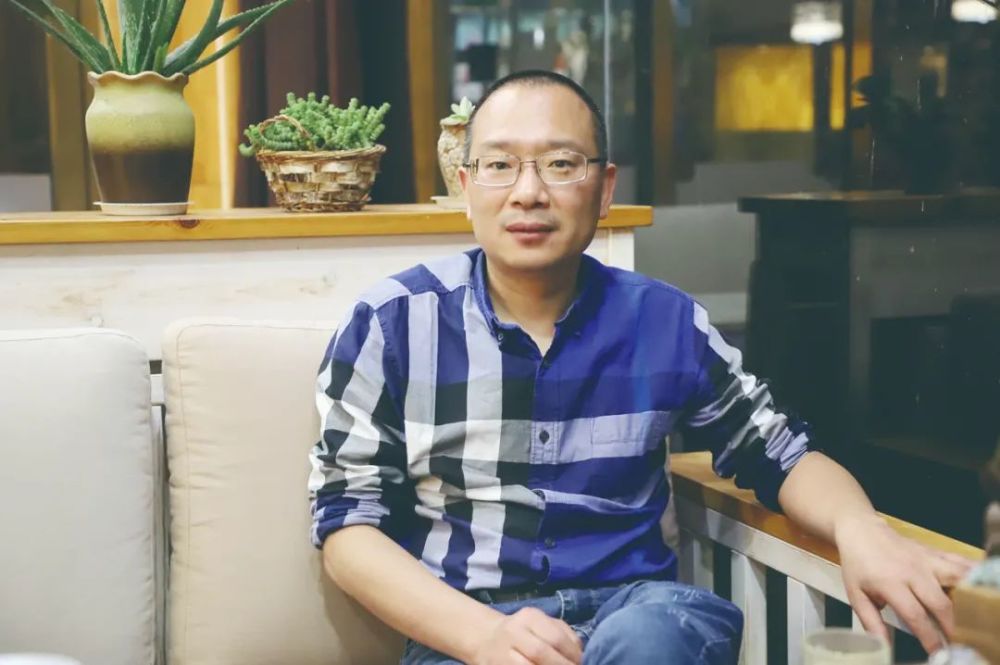 韩浩月:天空仰望与故乡表达之间