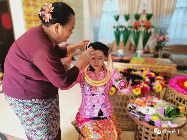 芒市这位傣族大妈编辫盘发的手艺真牛