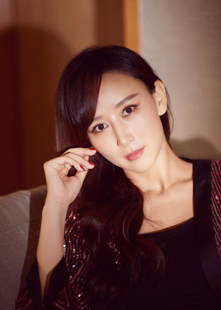 43岁胡静深夜晒睡前照,穿亮片睡衣露打底好性感,这次终于相信你是阔太