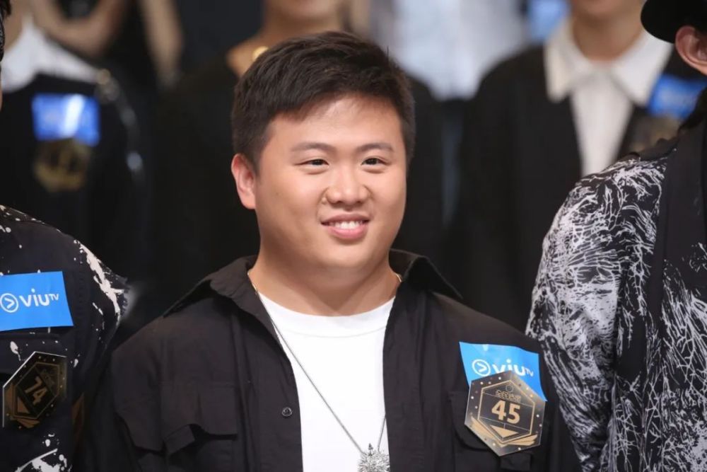 虽然梁业身形胖胖,但是辨识度相当大,通过《全民造星》开始进入娱乐圈