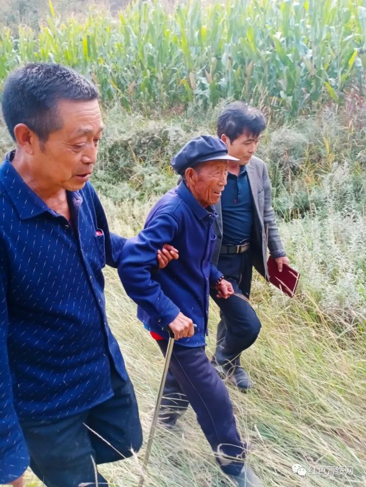岚县岚城镇前庄村大水沟90岁知情老者,在志愿者们的陪同下,到现场指认