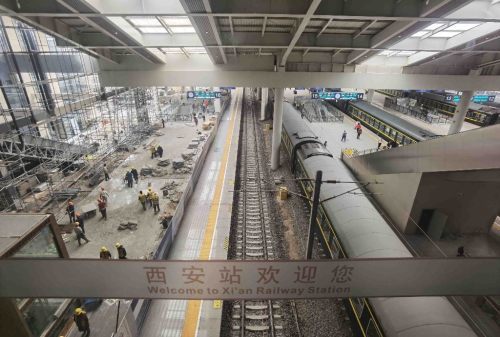 门高24米,它跟前的建筑高度有了新的要求,但西安北站房之前的设计方案