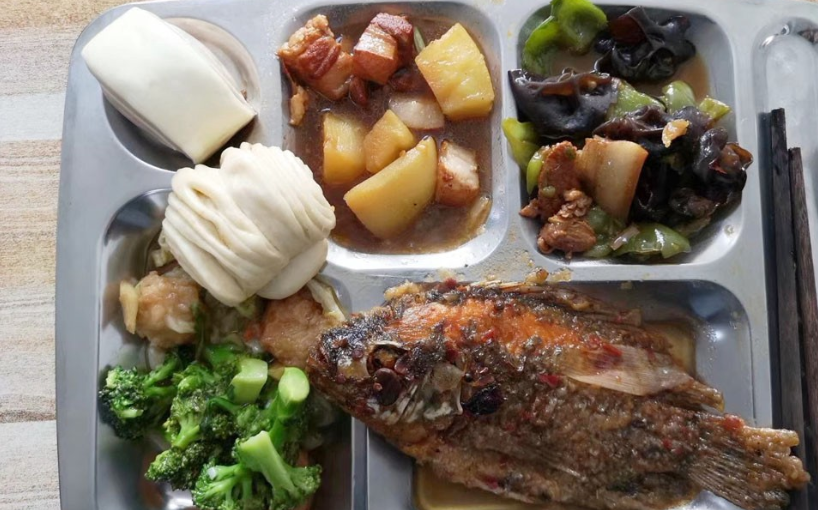 单位食堂午餐5个菜,主食免费,一共3块钱,您看值不值?_腾讯新闻