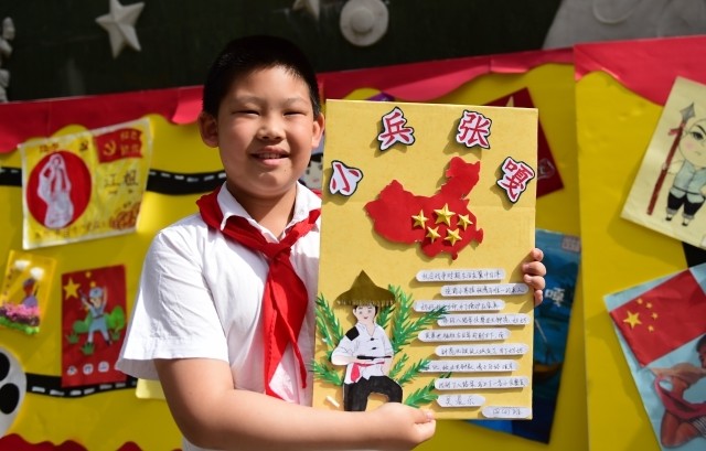 在安徽省合肥市六安路小学,学生展示自己制作的"红色故事"海报