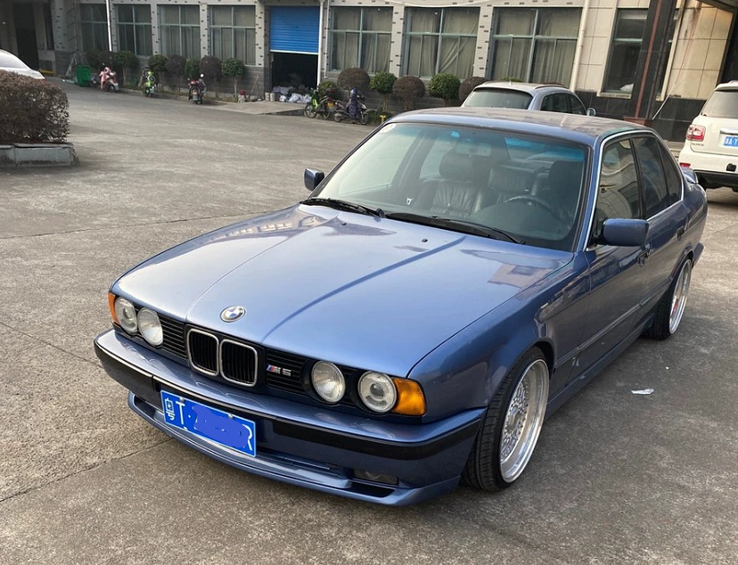 小伙晒出父亲的1995款宝马m5代号e34宝马最低调的一代性能车