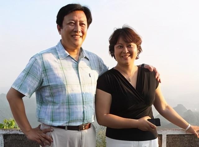 唐国强娶小12岁绯闻女主27年婚姻不被祝福幸福来得太难