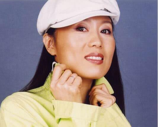 国家一级演员,曾多次登上春晚,嫁小15岁男友,结婚14年未生育