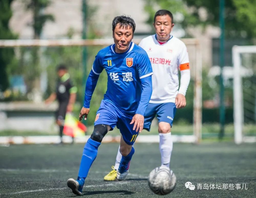 5月10日下午,高峰曾在青岛海牛足球俱乐部训练基地代表北京明星队对阵
