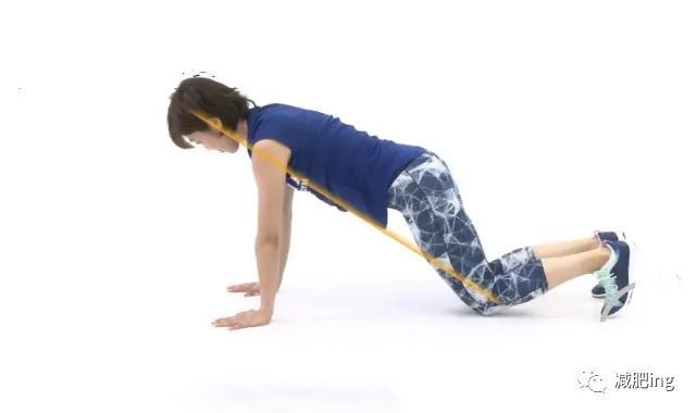 俯卧撑的衍生姿势--"膝盖狭窄俯卧撑"
