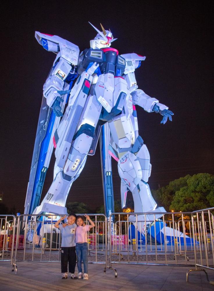 上海金桥这尊18米的"自由高达"动起来了,现场粉丝为之疯狂……_腾讯