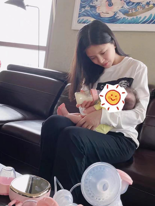 杜淳老婆晒喂奶照动作熟练眼神宠溺有爱吐槽女儿不接受亲喂很任性