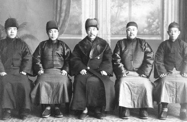 杜立三1880年出生辽中县于家房镇,祖籍天津人,其祖辈闯关东时搬迁至此