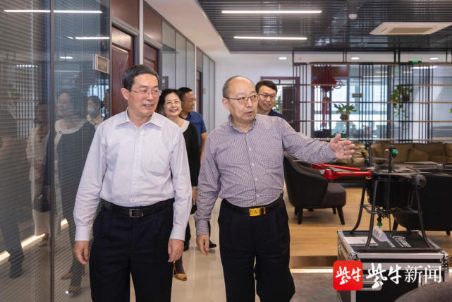 为科技工作者排忧解难,江苏省科协领导对他们进行了走访慰问