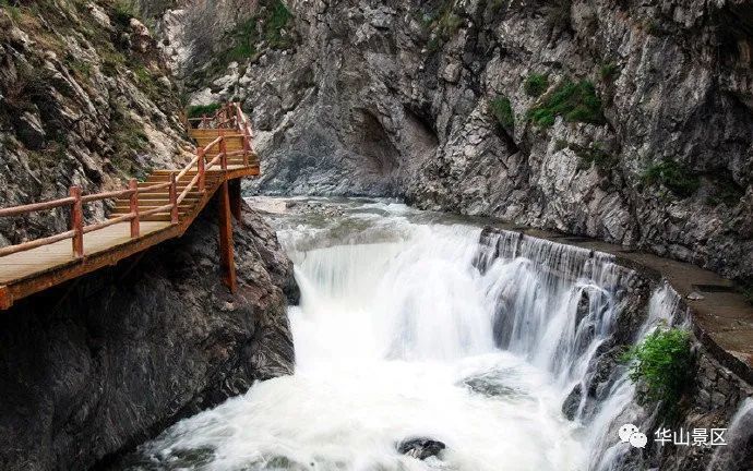 華山門票包含華山主峰區,仙峪,西嶽廟遊客中心1號停車場有以上三個