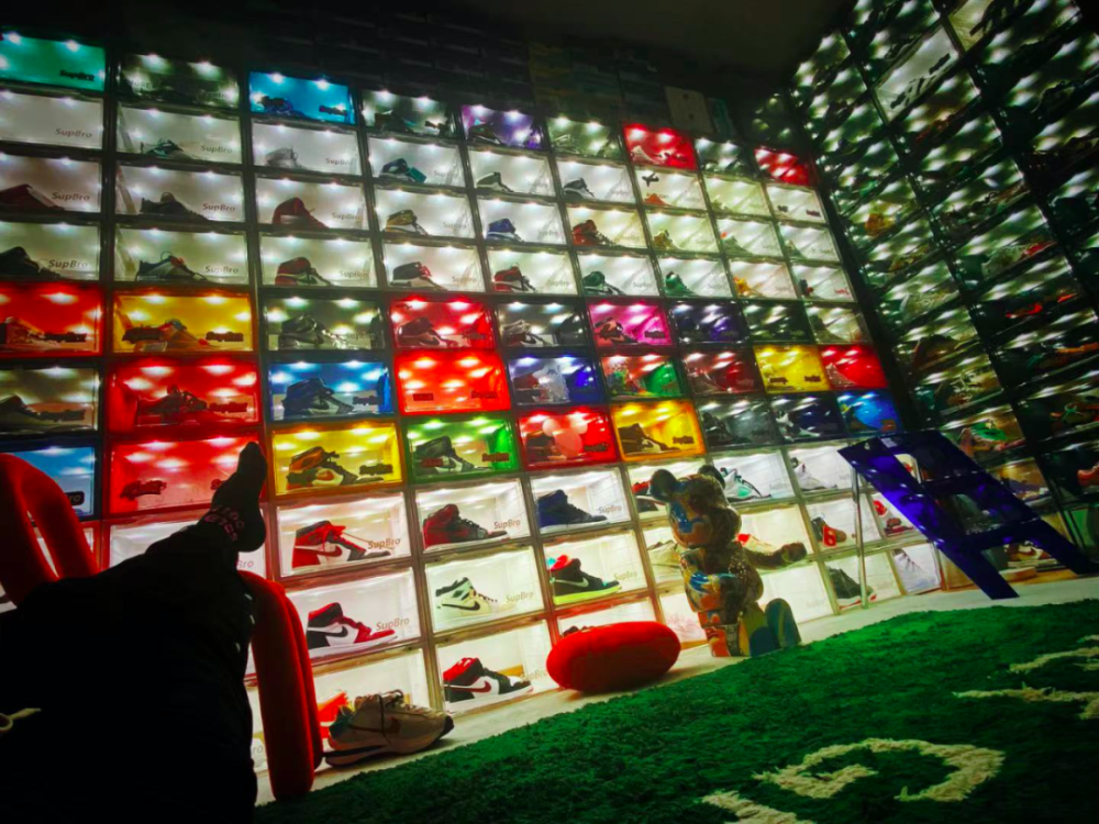 潮玩后市场鞋墙堆起的后浪新社交