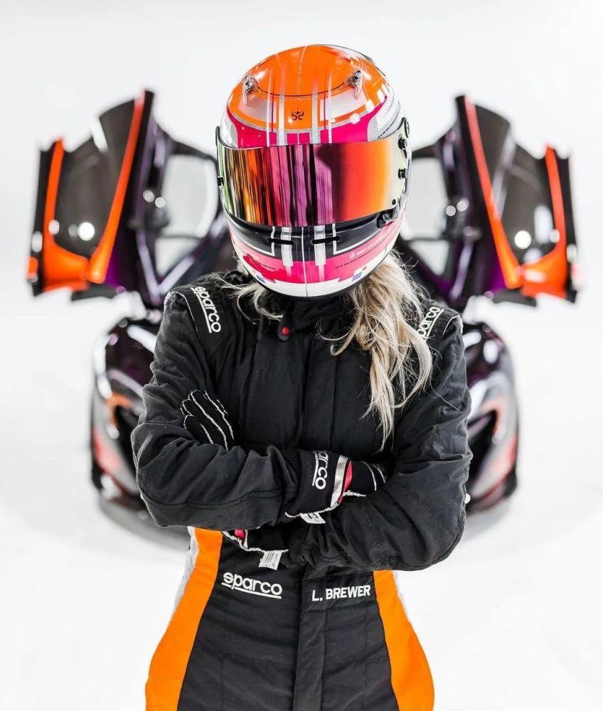 95后女赛车手颜值,身材堪比维密天使,吸粉超百万!