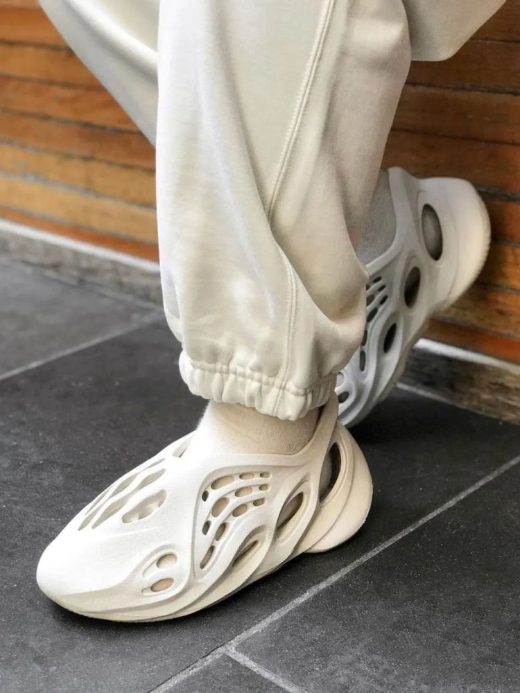 今日发售yeezy洞洞鞋市价翻倍韦德之道9原价左右