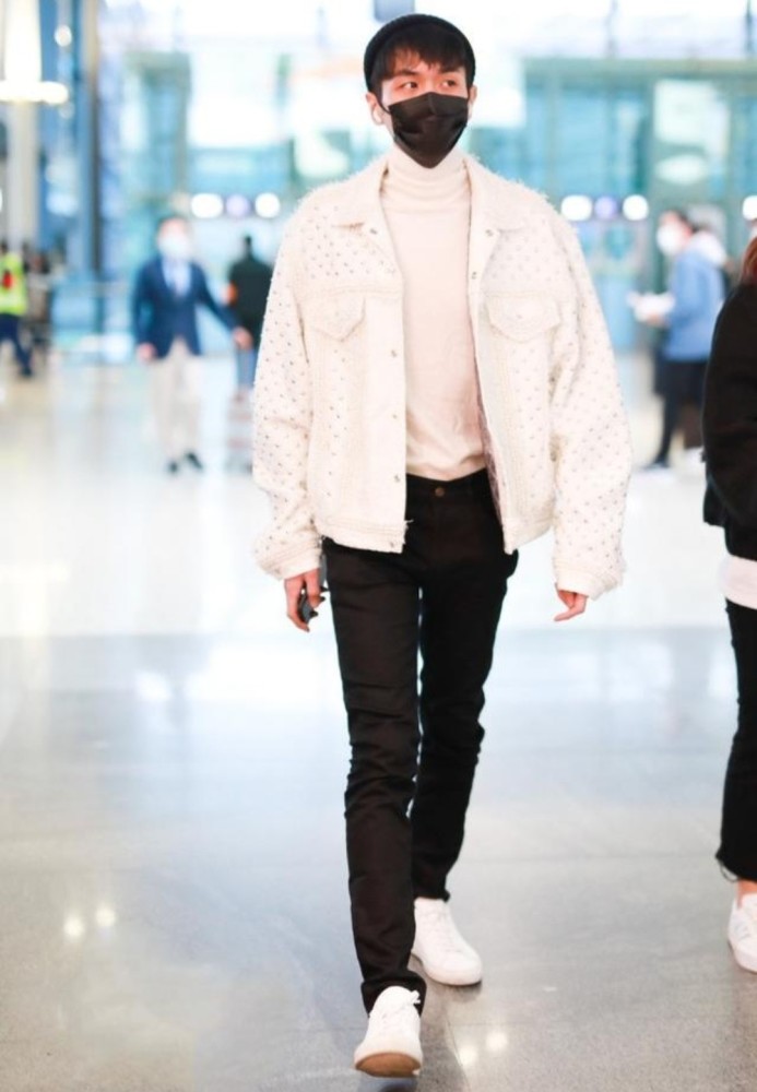 张若昀这身穿搭穿出了筷子腿走在大街上连女生都要羡慕了