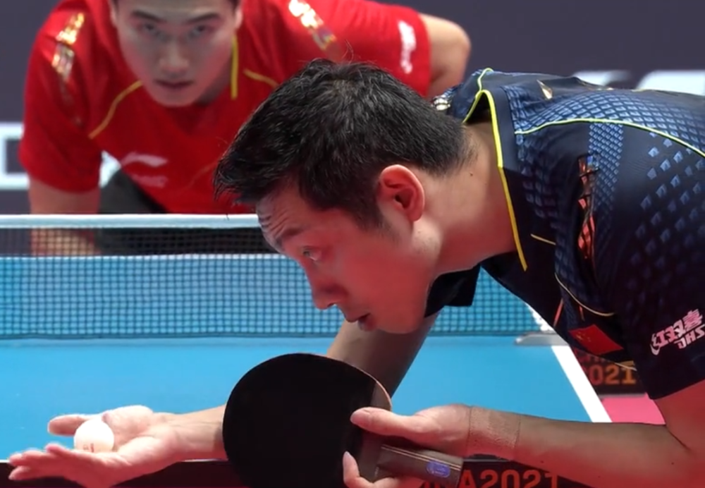 第三局比赛,梁靖崑改变打法,接发球全部拧拉起来,且多和许昕打相持球.