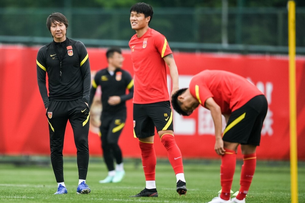 世界杯预选赛 早上10点！国足传出消息：李铁做出大胆决定，关岛被“轻视”