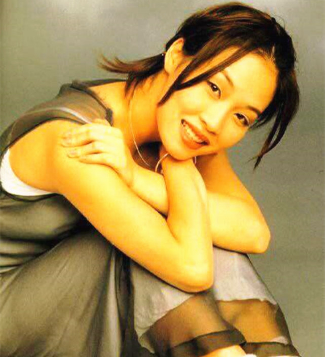 彭羚夫妇为黄伟文庆生,一代歌后退圈19年气质好,老公反对她复出