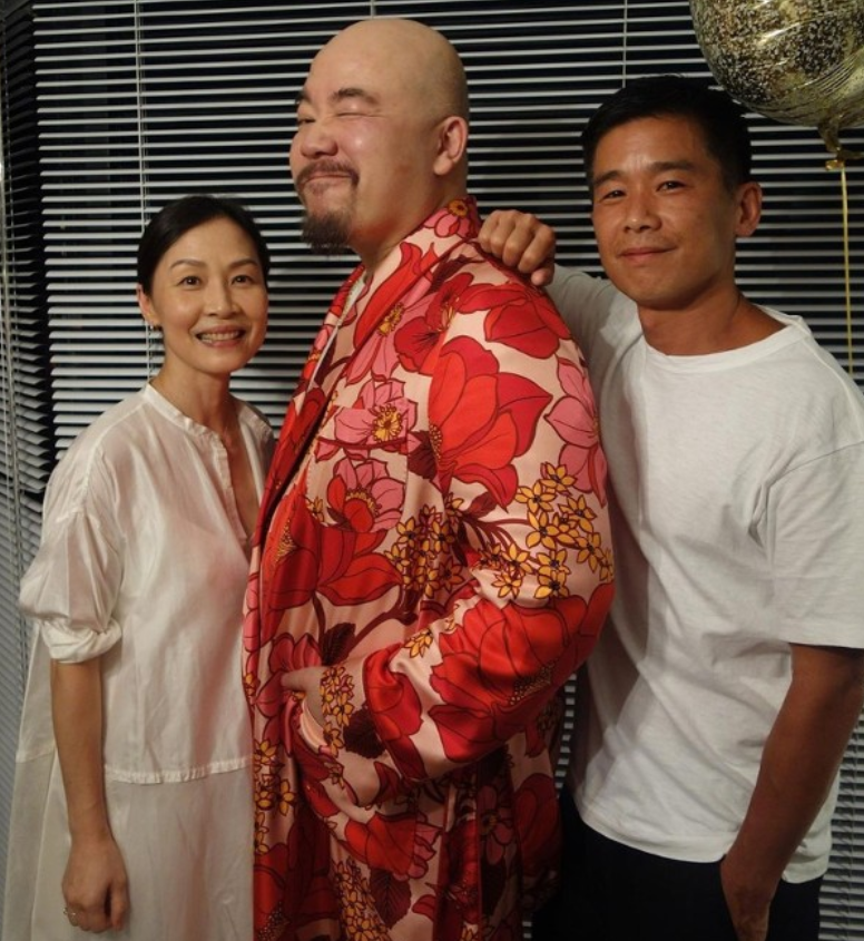 彭羚夫妇为黄伟文庆生 一代歌后退圈19年气质好 老公反对她复出 全网搜