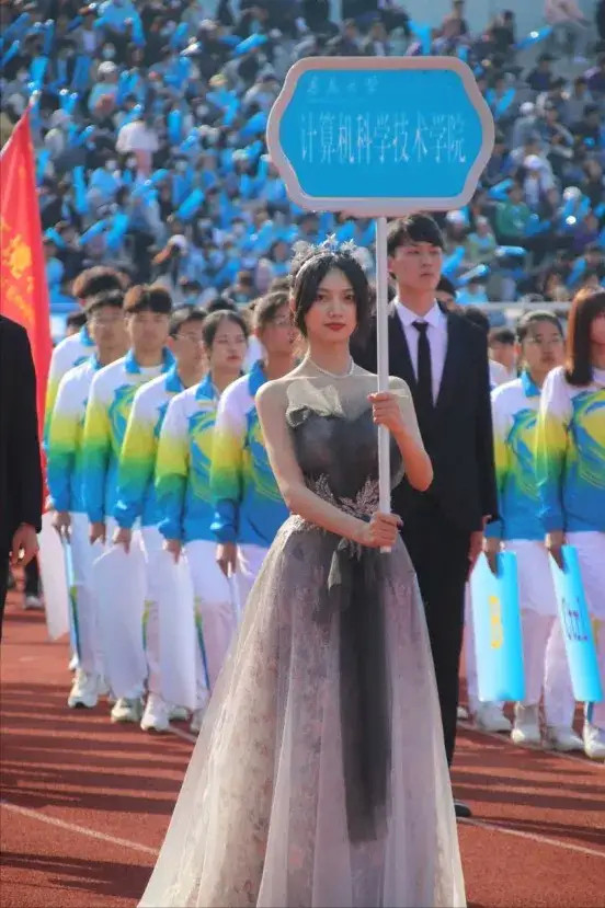 青岛大学举牌校花一夜爆红评论区恶臭不堪见不得别人好是病