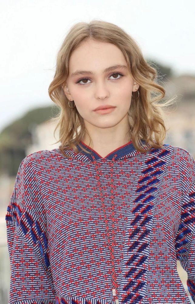 德普女儿穿破洞裙秀美臀,庆22岁生日,网友:怎么做到前凸后翘的