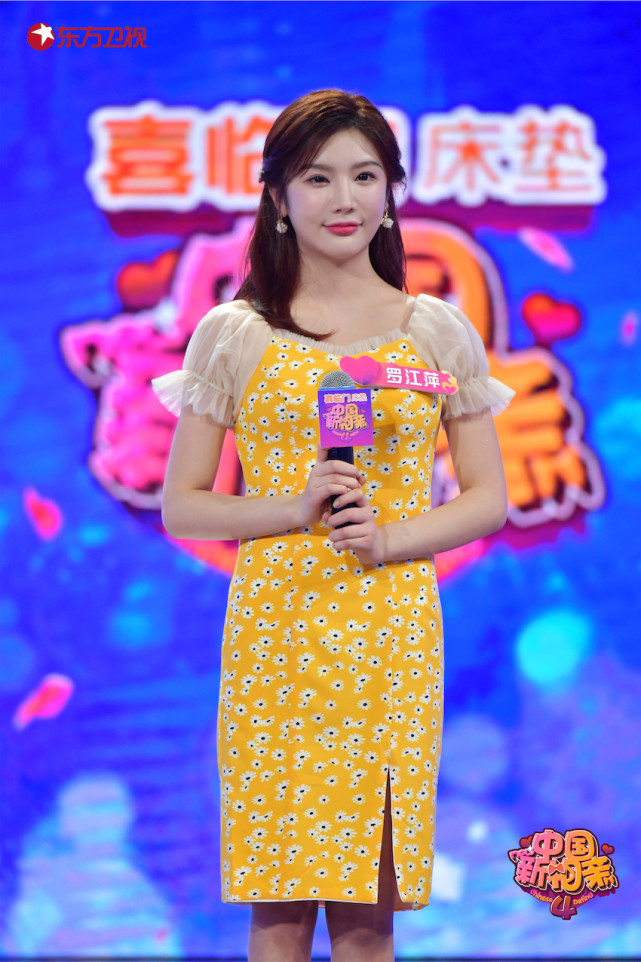 录制当天,丁佳颖的妈妈也来到了现场,当走上舞台的一瞬间,这位混血