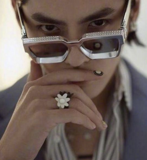 吴亦凡做绿色美甲拍大片 网友:谁能想到有一天会被男星的美甲种草!