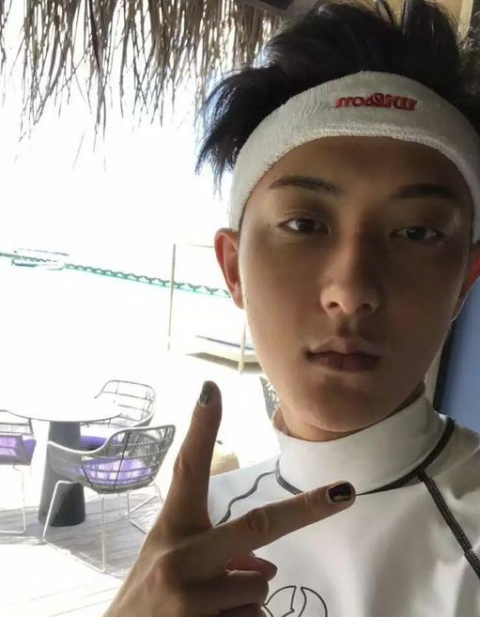 吴亦凡做绿色美甲拍大片 网友:谁能想到有一天会被男星的美甲种草!