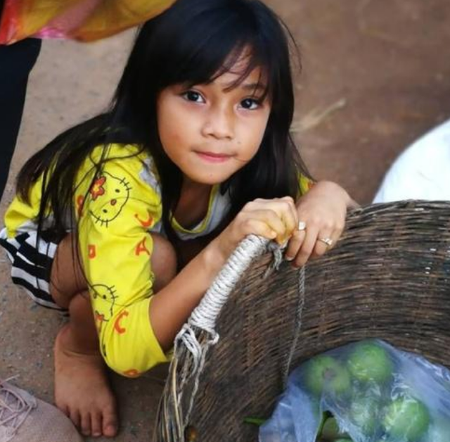 山东一五岁女孩被生母卖入山区,堂哥找到她后说:你妈的心太狠了